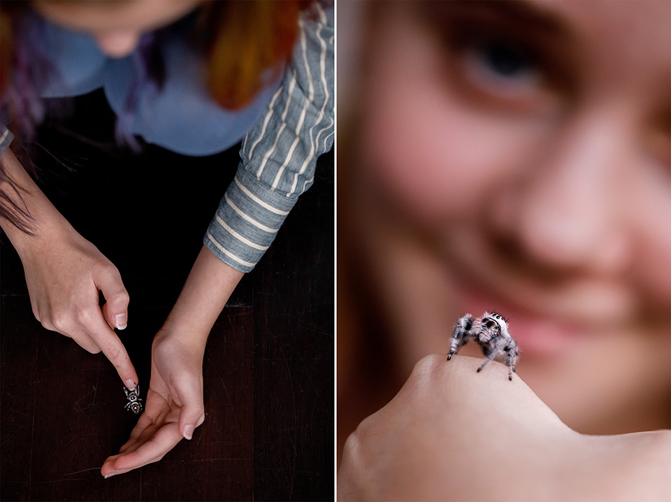 Meisje raapt springspin van de grond en laat haar op haar hand zitten
