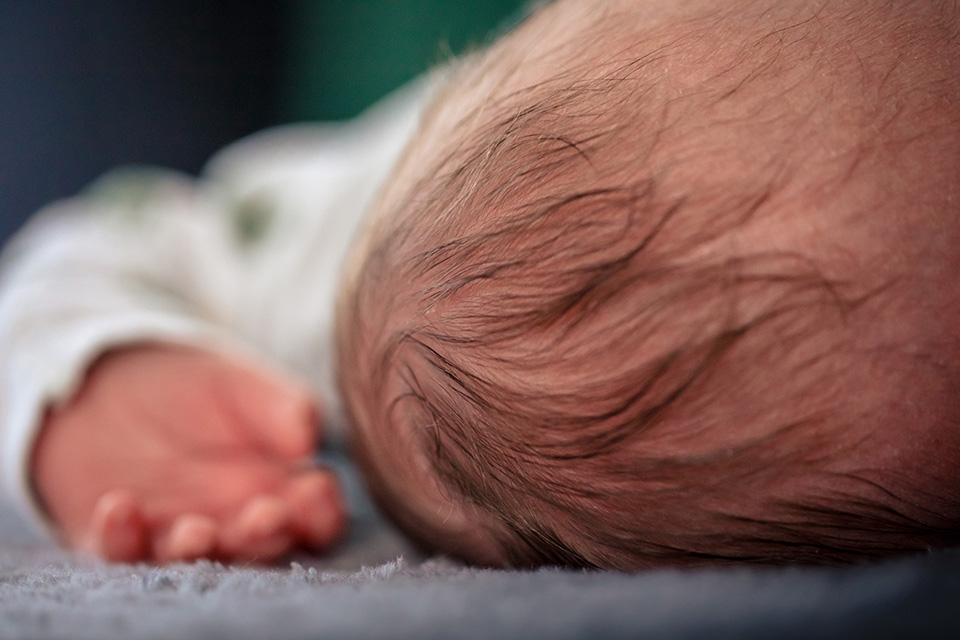 Close-up van babyhoofd met veel haar