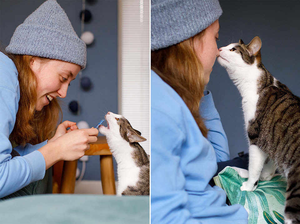 Kat krijgt liquid treats van haar vrouwtje en geeft daarna een kus