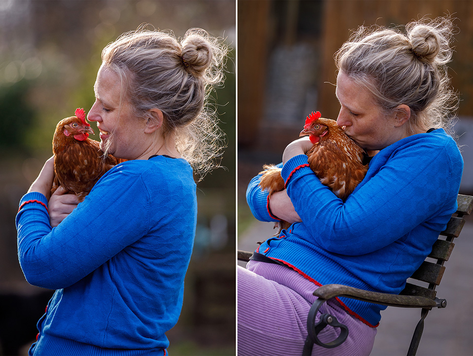 Vrouw en kip op haar arm kijken elkaar aan, dan geeft ze haar een kus. 